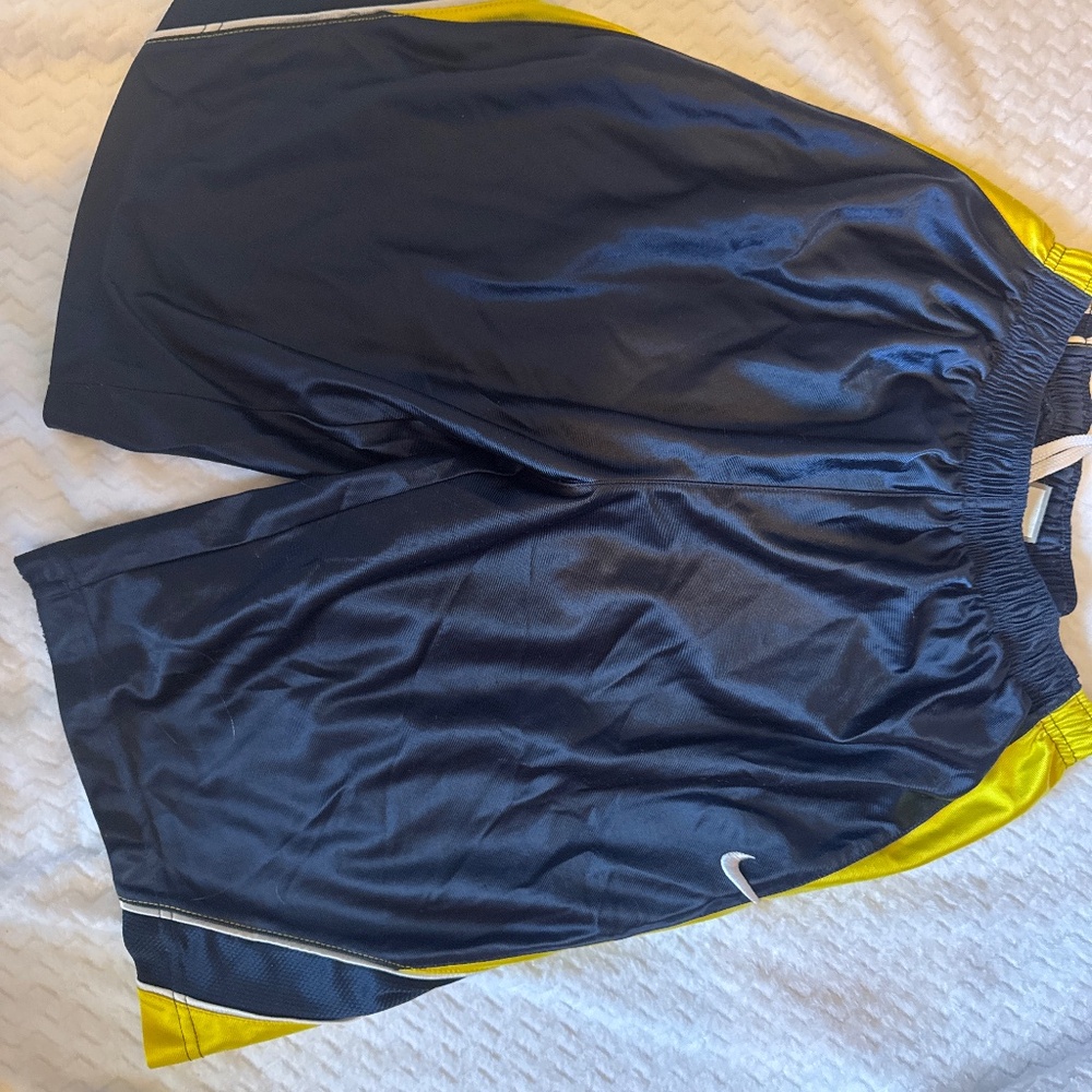 Boys/ Girls youth  large Nike Basketball shorts